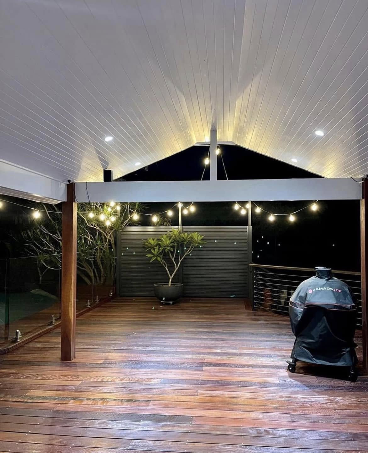 Covered entertainer's deck with festoon lighting by FLYNNBUILD