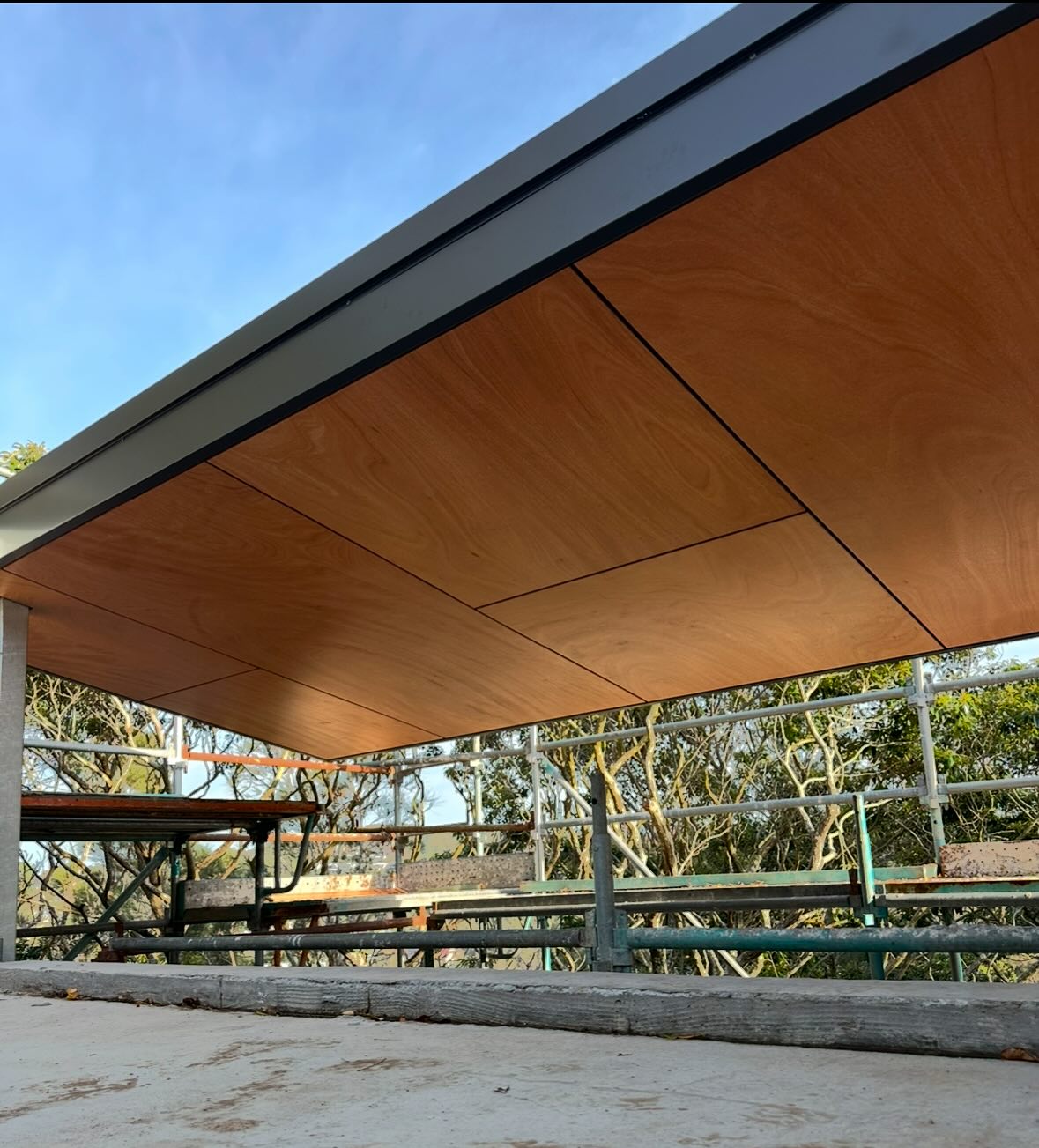 Timber-lined pergola eave by FLYNNBUILD